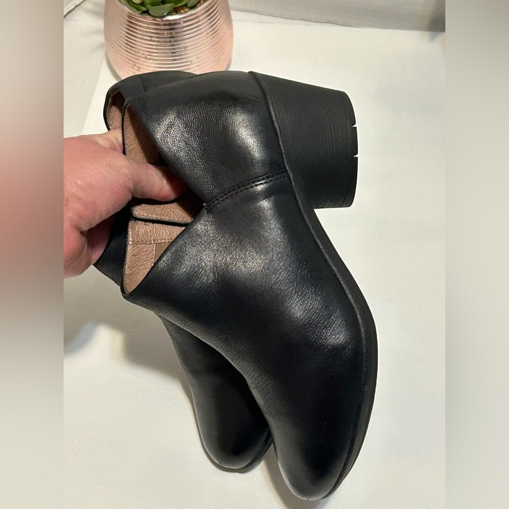 Dansko Black Leather Booties 38 VGUC